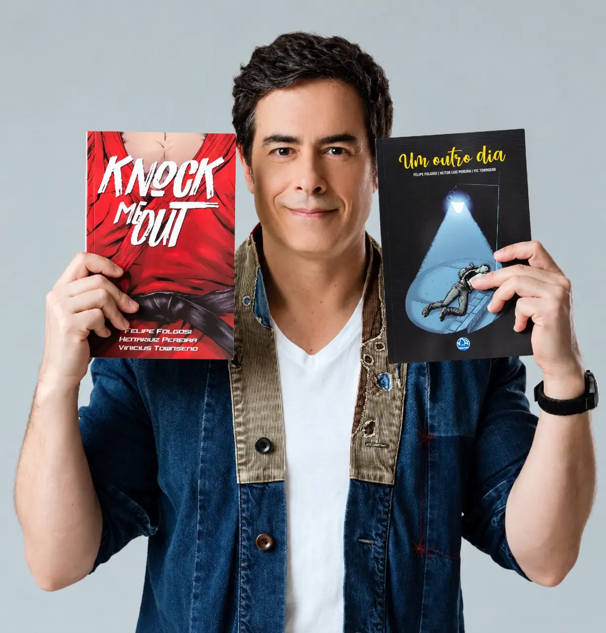 Felipe Folgosi segura as histórias em quadrinhos Knock Me Out e Um Outro Dia